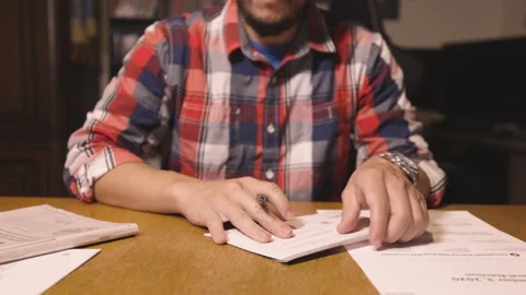 4K video of a man making voting decisions for the presidential elections Video stock 140946817