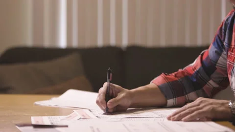 4K video of a man making voting decisions for the presidential elections Video stock 140947742