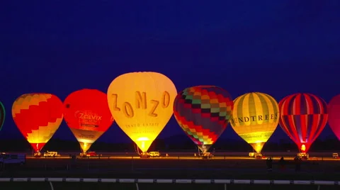 4k video of night glow during hot air balloon festival Video stock 56480001