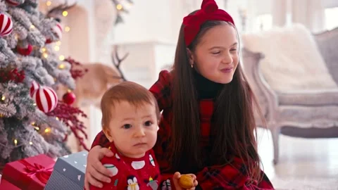 4k video portrait of two cute little children eating Christmas sweets. Baby Vídeos de archivo 166534510