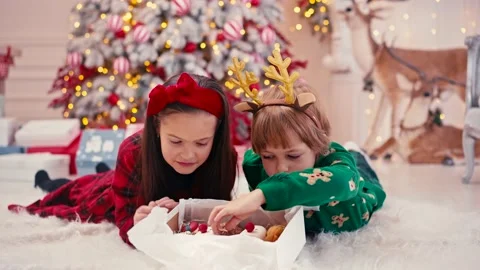 4k video portrait of two cute little children eating Christmas sweets. Craft 库存影片 166534746