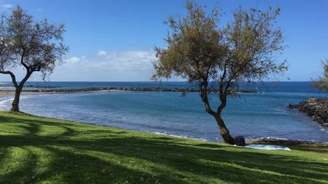 4k Video postcard. Ocean waves crashing,white foam on rocks. Stock-Footage 90761019