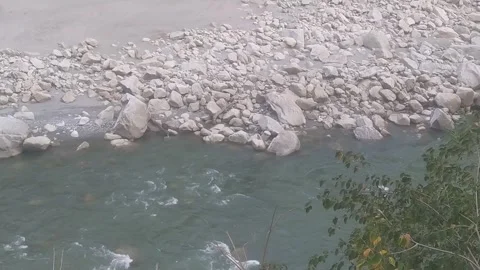 4K Video of river water flowing in the hilly region of himachal. 库存影片 331304635
