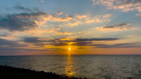 4K video, Sea sunset with dramatic cloud in the sky and  a bird flying through Vídeos de archivo 244932313