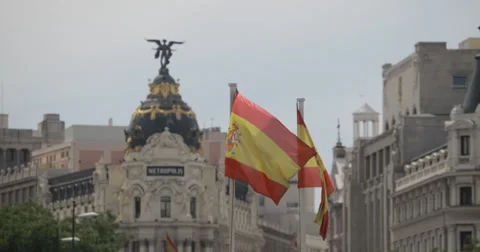 4K Video of a Spanish flag in front of the Metropolis Building, Madrid, Spain Vidéo 39947889
