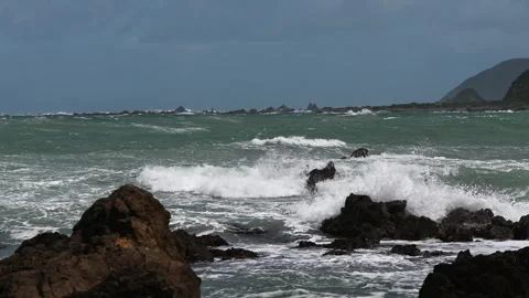 4K video of turquoise  waves of Pacific Ocean in New Zealand Stock Footage 252879238