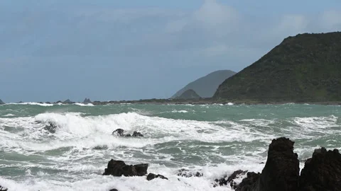 4K video of turquoise  waves of Pacific Ocean in New Zealand Stock Footage 252879256