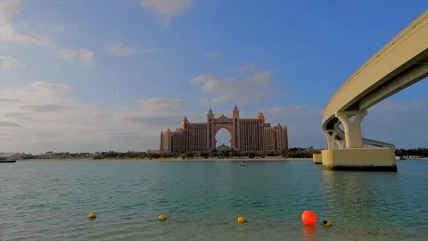 4K Video, Waterfront view of  Atlantis Resort, The Palm, Dubai Videos Stock Footage 138990373