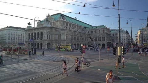 4K Vienna sightseeing video State Opera with tram and bus Stock Footage