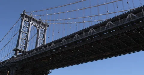 4K - View from below as trucks pass slowly along the Manhattan Bridge Vidéo 48938517