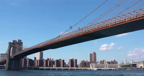 4K - View beneath the Brooklyn Bridge with blue speedboat passing Vidéo 55164102