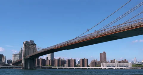 4K - View beneath the Brooklyn Bridge with a tugboat passing Vidéo 55529131