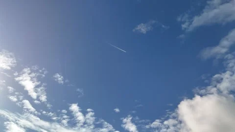 4K view of blue sky with sun and white clouds Stockbeeldmateriaal 333707518