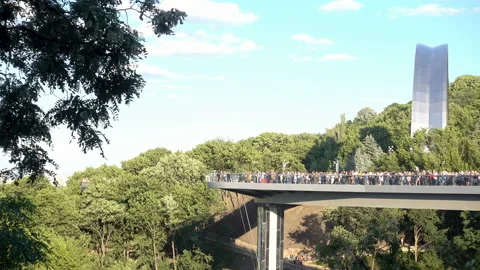 4K view of the bridge, park and peoples' friendship arch. Video stock 137110668