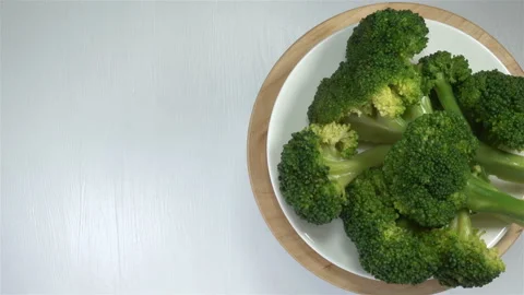 4K view of broccoli cabbage on a plate Video stock 140774374