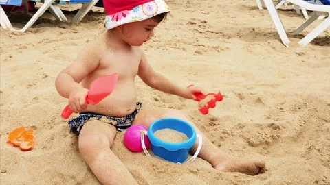 4K View Child Playing in Sand at Beach 스톡 동영상 78761277