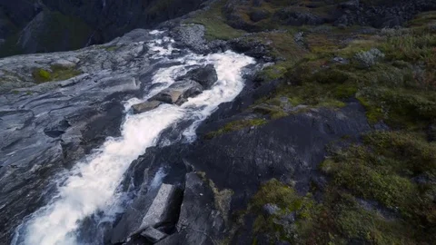 4K View Off of Cliff with Waterfall and Mountains with Fog and Sky 스톡 동영상 81078999