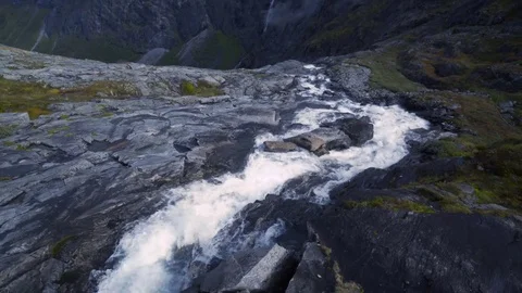 4K View Off of Cliff with Waterfall and Mountains with Fog and Sky 스톡 동영상 81079070