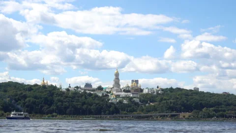 4K view of the Dnieper River and Kiev Pechersk Lavra Video stock 154458553