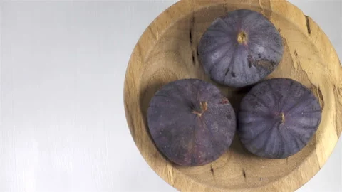 4K view of figs rotating on plate Stock Footage 139561535