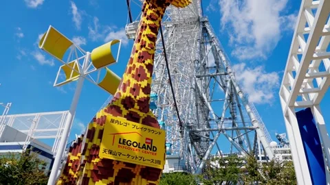 4k, view of a full-length sculpture of a giraffe made of Lego against background Vidéo 331329829