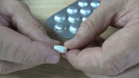 4K view of a hand holding a white pill Stock Footage 140167426