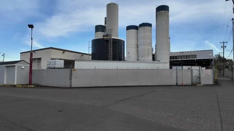 4K view of industrial dairy processing facility with storage tanks and silos Stock-Footage 331636890