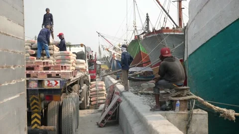 4K view of Local Indonesians working in old Harbor Sunda Kelapa. Stock Footage 163169796