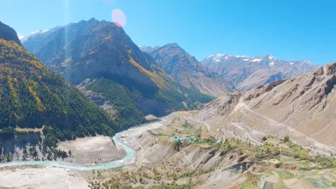 4K view of mountain valley with Chandra river during summer season in Lahaul, In Stock Footage 275975607