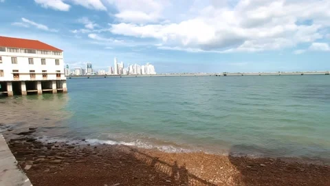 4k View from the old town of Panama to a colonial structure building, overlo Vidéo 166802153