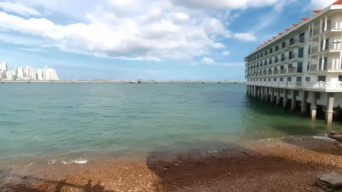 4k View from the old town of Panama to a colonial structure building, overlo Vidéo 166802155