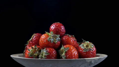 4k view of strawberries in a plate Stock Footage 138788321