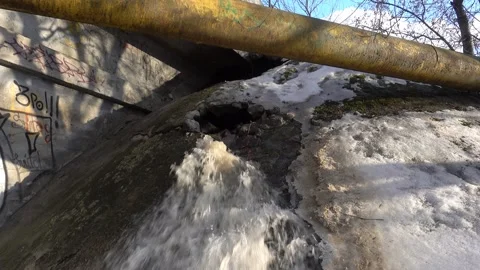 4K view of a strong stream of water from an old burst pipe on the street. Stock-Footage 332191225