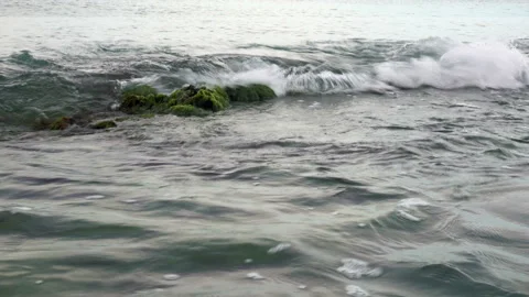 4k view of wave washes the stones in the water on the coast Stock-Footage 112342574