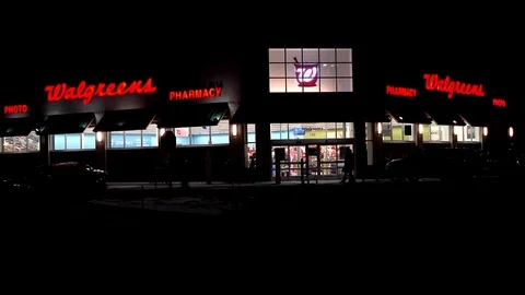 4K Walgreens pharmacy customers, storefront entrance Vídeos de archivo 72169659