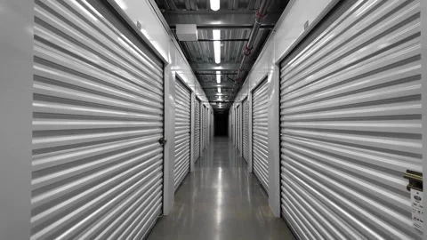 4K walking footage inside modern self storage facility corridor in the  USA  Vidéo 333571643