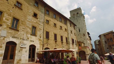 4K Walking in medieval streets of San Gimignano Tuscany Italy POV steadicam. Vídeo Stock 107277295