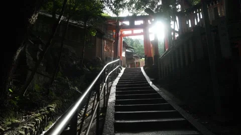 4K Walking on steps with Torii Gates at Fushimi Inari Shrine with Sun Flare — Or Видео 150820506
