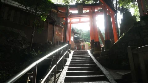 4K Walking on steps with Torii Gates at Fushimi Inari Shrine with Sun Flare — Or 스톡 동영상 150820962