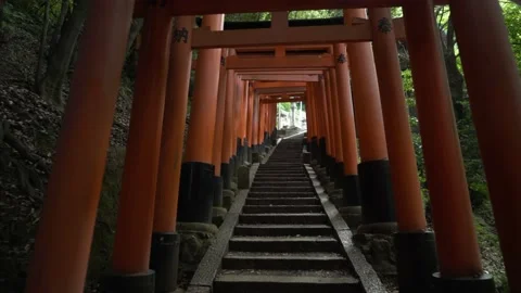 4K Walking through Torii Gates at Fushimi Inari Shrine — Orange Poles in Kyoto J 스톡 동영상 150819251