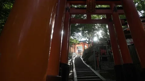 4K Walking through Torii Gates at Fushimi Inari Shrine — Orange Poles in Kyoto J Видео 150823001