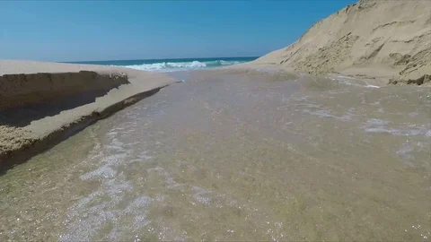 4K WATER RUSHING BACK TO OCEAN 스톡 동영상 105838775