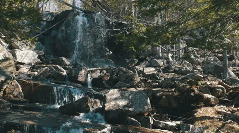 4K - waterfall with big rocks Vídeo Stock 62531137