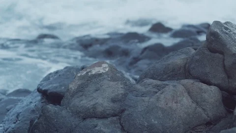 4k waves crashing on rocks Video stock 98568537
