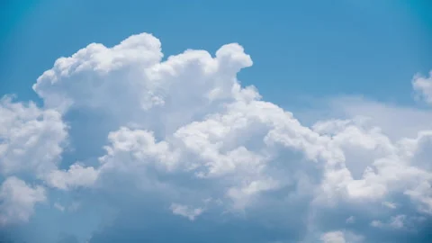 4K white clouds time lapse on bright deep blue sky on sunny day Stock-Footage 133594022