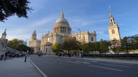 4K, wide angle time lapse of St Paul’s Cathedral in London with a blue sky Stock Footage 119020057