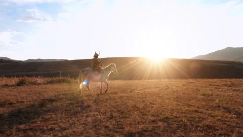 4k wide of an old African authentic herder/ horse man riding his white horse on Vídeo Stock 199616219
