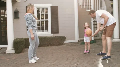 4k wide shot of mother passing ball and father lifting daughter to score a dunk Vidéo 201094959