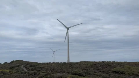 4k Wind turbines spinning in the wind. 库存影片 277600139