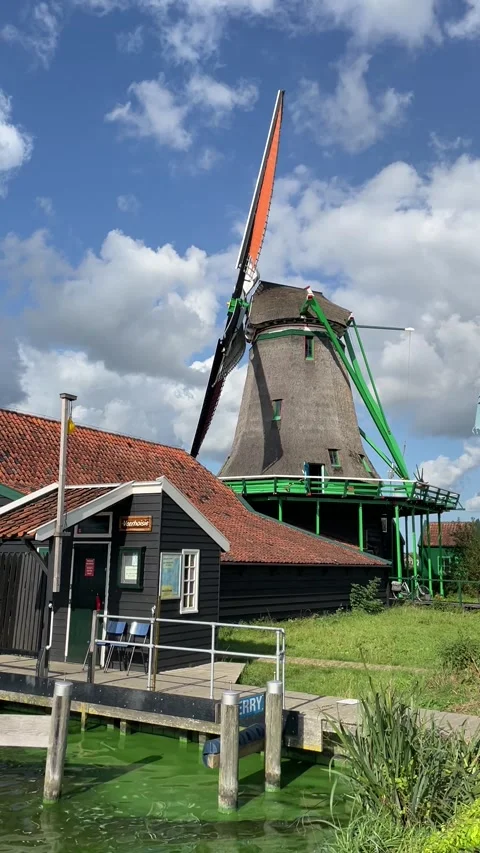 4K, a windmill in Zaanse Schans, no move, Netherlands 動画素材 253425345